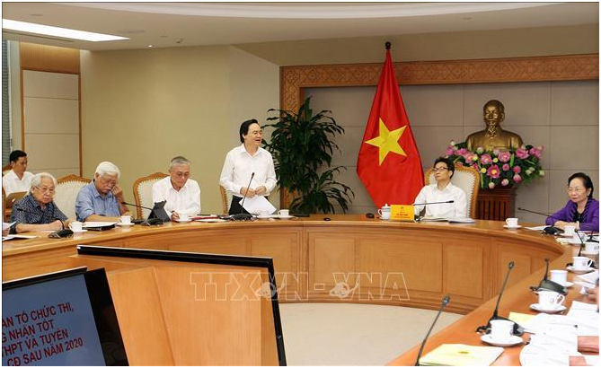 Bộ trưởng Bộ Giáo dục và Đào tạo Phùng Xuân Nhạ trình bày báo cáo các nội dung xin ý kiến, thảo luận. Ảnh: Nguyễn Dân/TTXVN