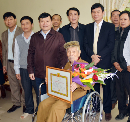 Chủ tịch UBND tỉnh Nguyễn Văn Phóng trao tặng Huy hiệu 70 năm tuổi Đảng tại huyện Ân Thi