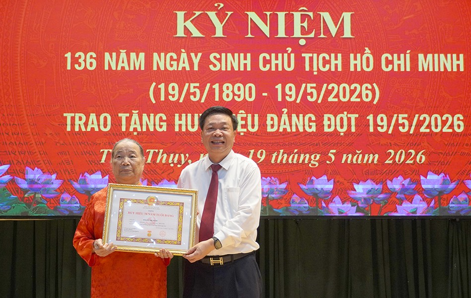  Đồng chí Chủ nhiệm Ủy ban Kiểm tra Tỉnh ủy trao tặng Huy hiệu Đảng tại xã Thái Thụy 