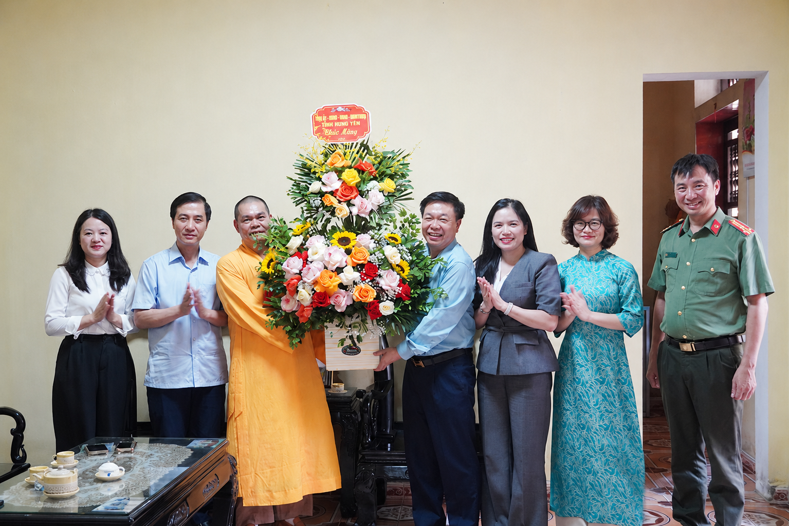 Đồng chí Chủ nhiệm Ủy ban Kiểm tra Tỉnh ủy thăm, chúc mừng các chức sắc Phật giáo tại chùa Sùng Nghiêm