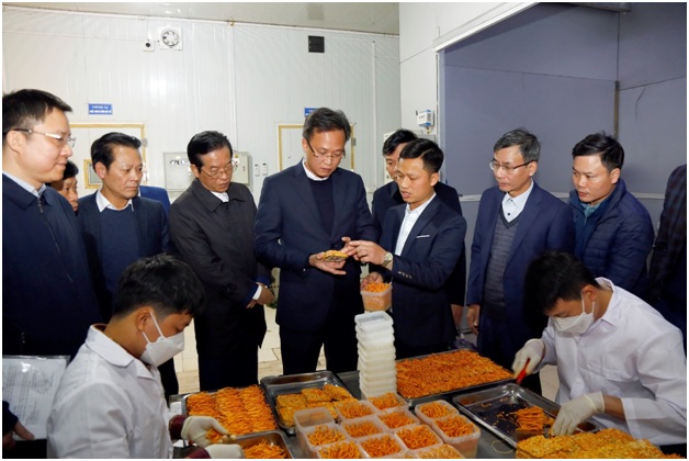 Đồng chí Nguyễn Hữu Nghĩa, Ủy viên Ban Chấp hành Trung ương Đảng, Bí thư Tỉnh uỷ thăm, kiểm tra một số mô hình sản xuất nông nghiệp