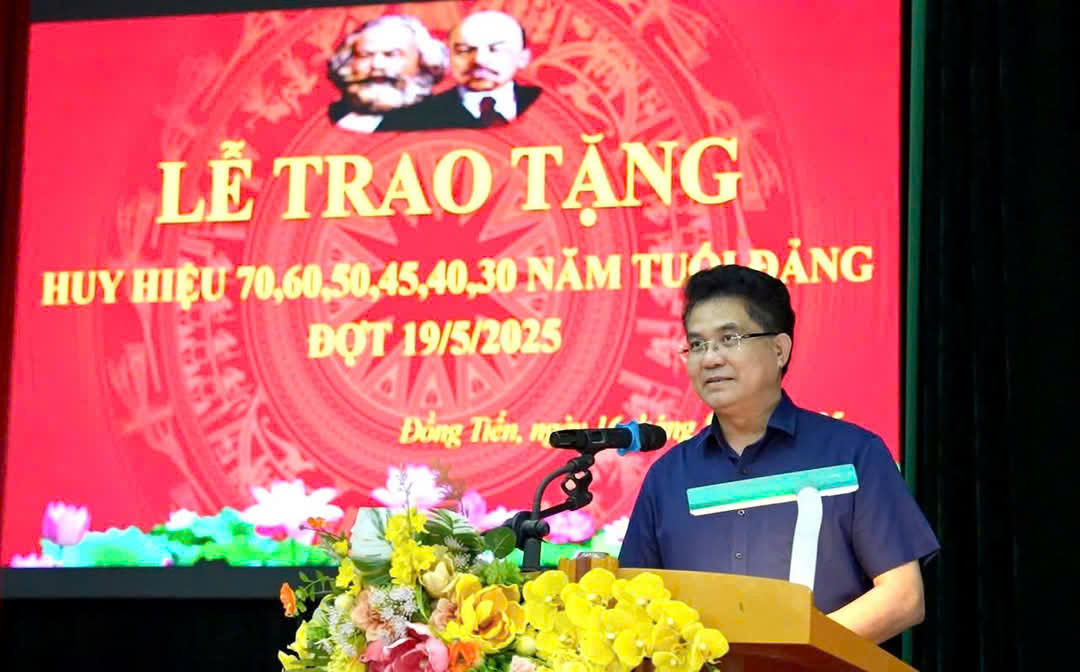 Đồng chí Chủ nhiệm Ủy ban Kiểm tra Tỉnh ủy trao tặng Huy hiệu Đảng đợt 19/5 tại xã Liên Khê và xã Đồng Tiến, huyện Khoái Châu