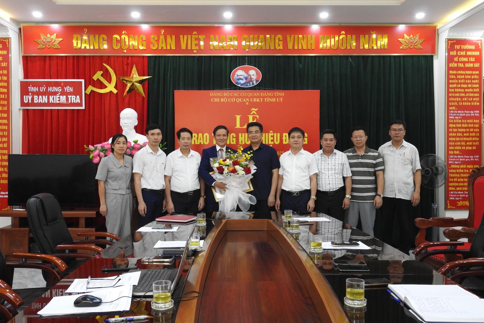 Chi bộ Cơ quan UBKT Tỉnh ủy trao tặng Huy hiệu 40 năm tuổi Đảng