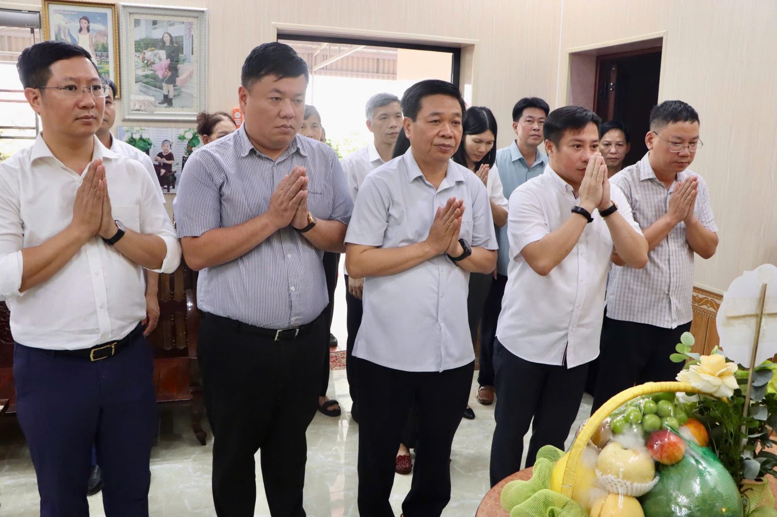 Đồng chí Chủ nhiệm Ủy ban Kiểm tra Tỉnh ủy dâng hương tưởng niệm liệt sĩ tại xã Kiến Xương