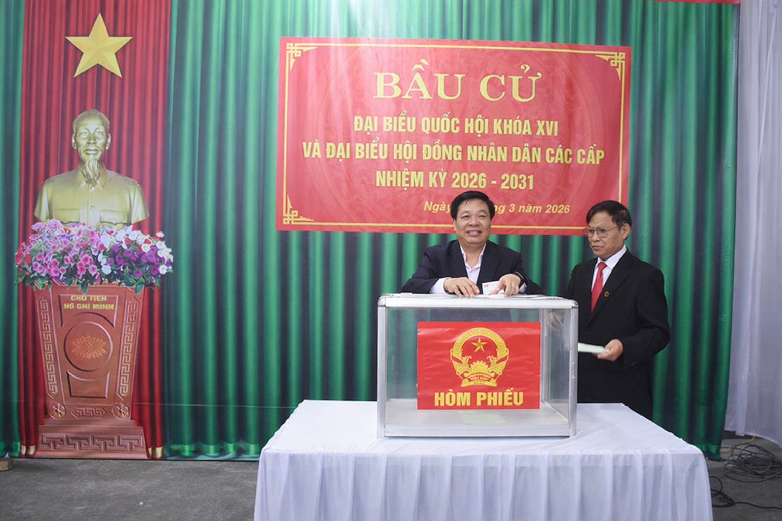  Đồng chí Chủ nhiệm Ủy ban Kiểm tra Tỉnh ủy Nguyễn Quang Hưng dự lễ khai mạc bầu cử tại phường Trần Hưng Đạo