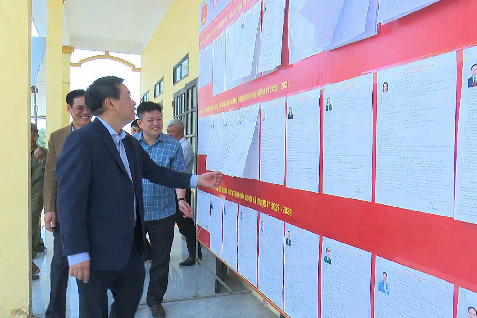  Đồng chí Chủ nhiệm Ủy ban Kiểm tra Tỉnh ủy Nguyễn Quang Hưng kiểm tra công tác chuẩn bị bầu cử tại xã Ngọc Lâm