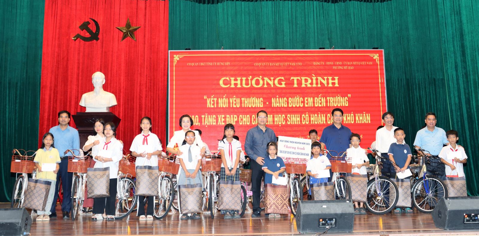 Cơ quan Ủy ban Mặt trận Tổ quốc Việt Nam tỉnh phối hợp với Cơ quan Ủy ban Kiểm tra Tỉnh ủy, Ban Thường vụ Đảng ủy phường Mỹ Hào tặng xe đạp cho học sinh có hoàn cảnh khó khăn tại phường Mỹ Hào
