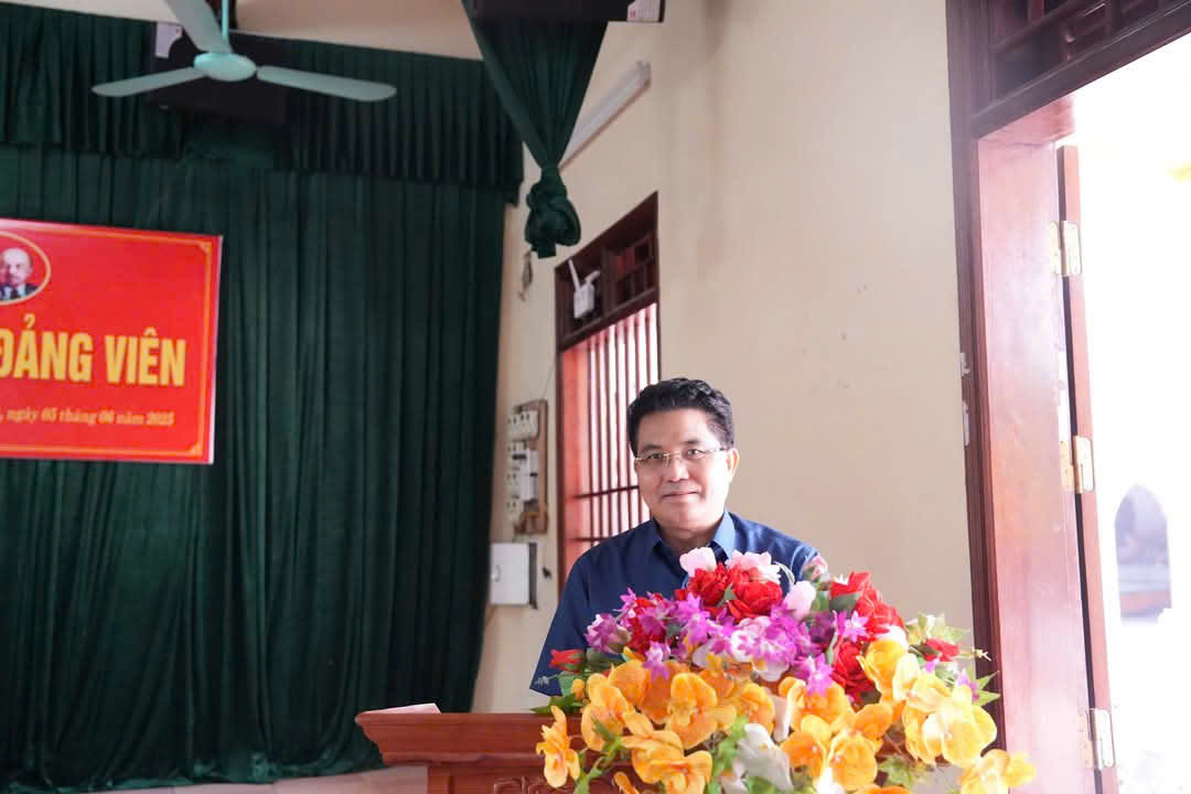 Đồng chí Lê Quang Hòa, Ủy viên BTV Tỉnh ủy – Chủ nhiệm Ủy ban Kiểm tra (UBKT) Tỉnh ủy dự sinh hoạt chi bộ thôn Đức Nhuận Thượng, xã Phạm Hồng Thái