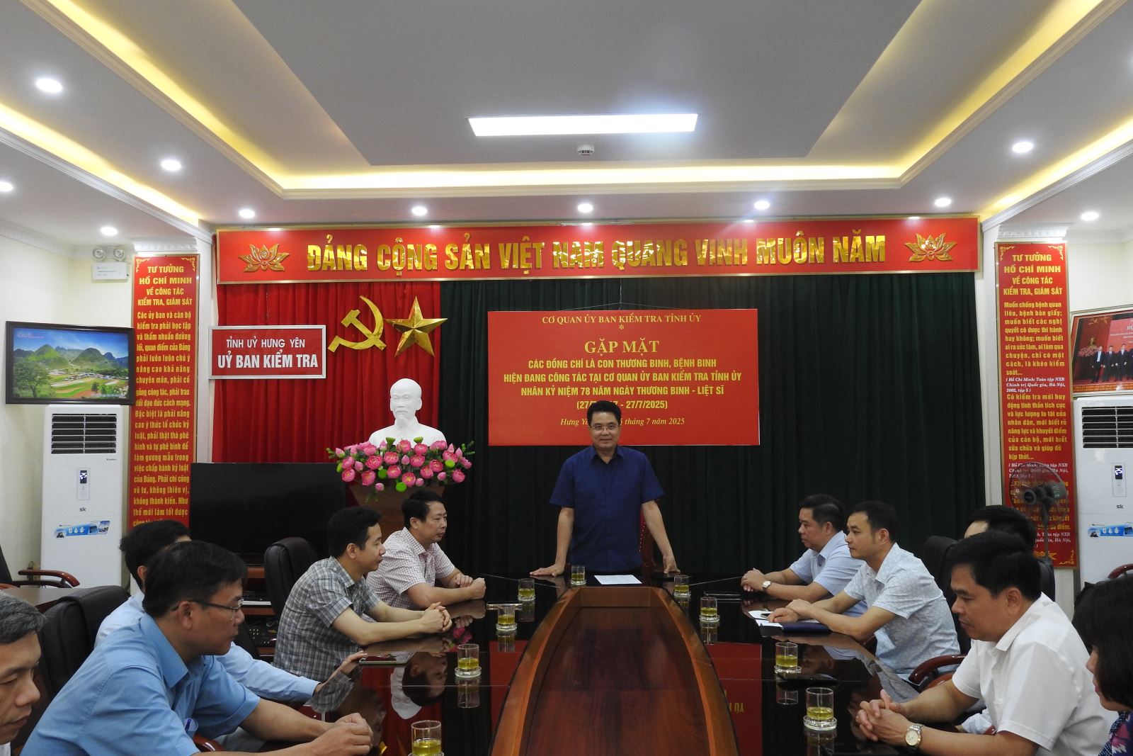  Lãnh đạo Cơ quan UBKT Tỉnh ủy gặp mặt cán bộ, công chức, người lao động là con thương binh, bệnh binh nhân dịp kỷ niệm 78 năm Ngày Thương binh - Liệt sĩ
