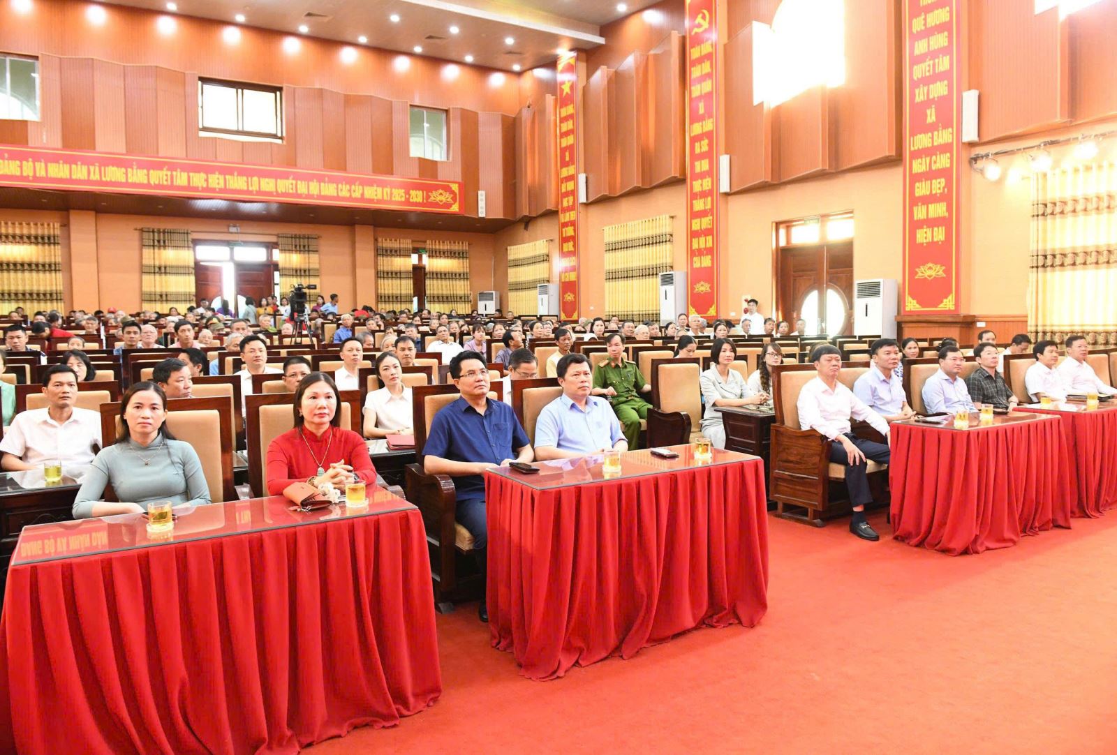  Đồng chí Trần Quốc Toản, Phó Bí thư Thường trực Tỉnh ủy tặng quà, tri ân các gia đình thương binh, liệt sĩ