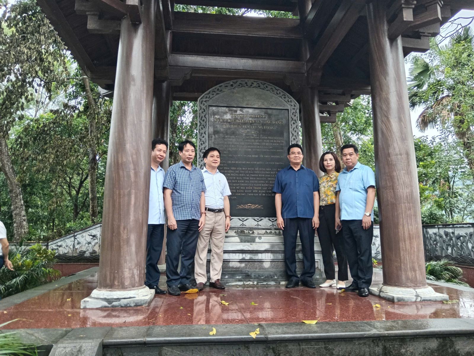  Đồng chí Lê Quang Hòa, Ủy viên Ban Thường vụ Tỉnh ủy, Chủ nhiệm Ủy ban Kiểm tra Tỉnh ủy dâng hương tại ATK Định Hóa, tỉnh Thái Nguyên